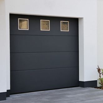 Installation de porte de garage en menuiserie extérieure